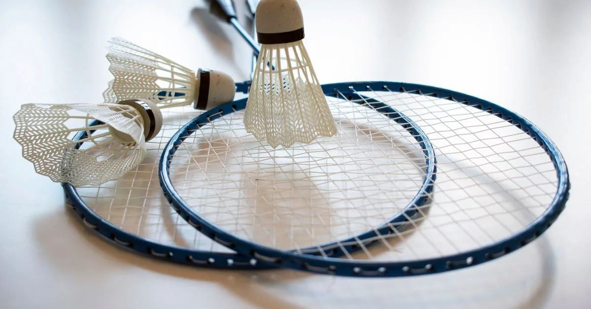 Cuánto cuesta jugar al bádminton: raqueta, zapatillas y cuota de club en 2026