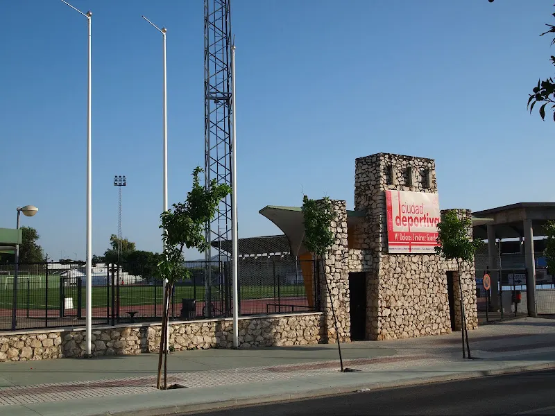 Ciudad Deportiva "María Dolores Jiménez Guardeño" - Polideportivo en Cabra - foto 2
