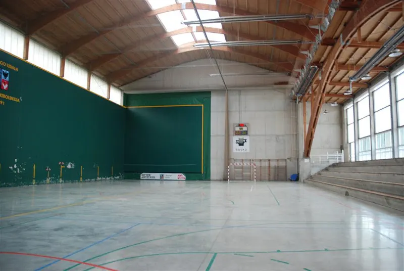 Auzoeta Kiroldegia/Polideportivo Auzoeta - Polideportivo en Ataun - foto 2