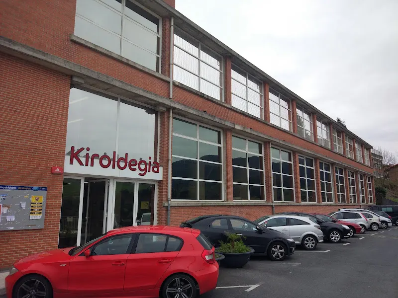 Kiroldegia / Polideportivo - Deba
