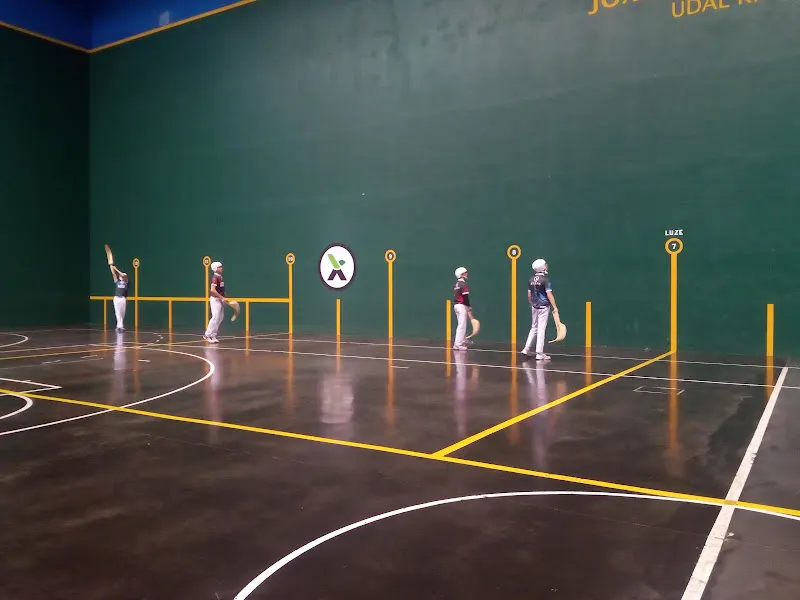 Polideportivo Municipal Joxemiel Barandiaran - Polideportivo en Lazkao - foto 2