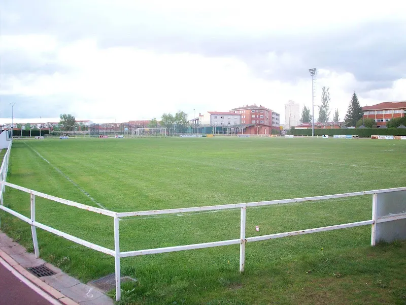 Polideportivo Municipal - Polideportivo en Santa Maria del Paramo - foto 2