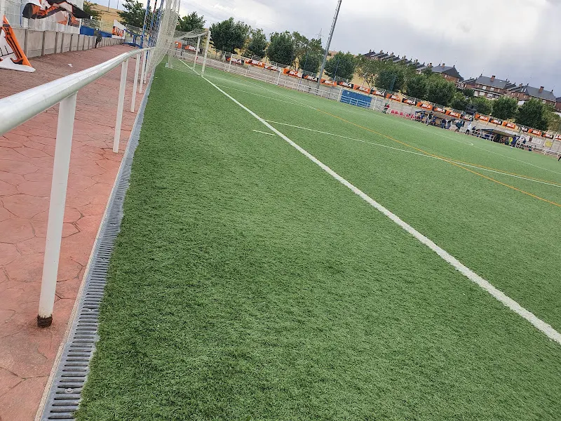 Complejo Deportivo "La Dehesa" - Club deportivo en Moraleja de Enmedio - foto 2