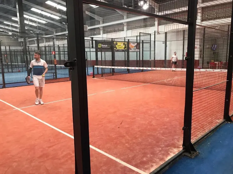 Alcores Padel Indoor - Centro deportivo en Mairena del Alcor - foto 2