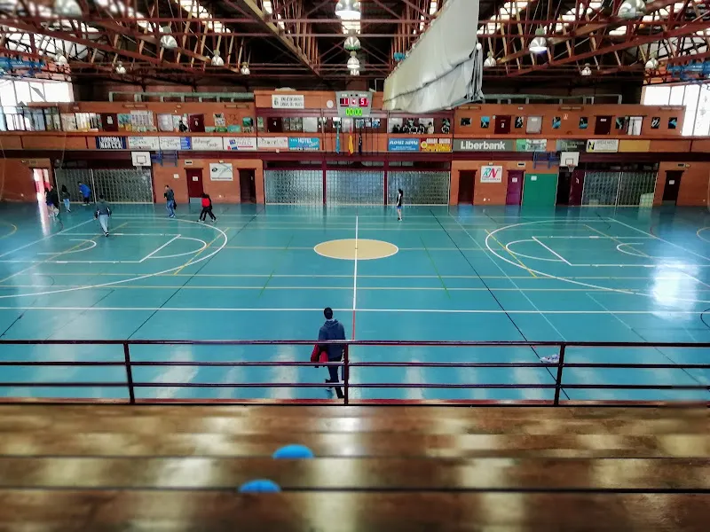Polideportivo Municipal De Cangas Del Narcea - Polideportivo en Cangas del Narcea - foto 2