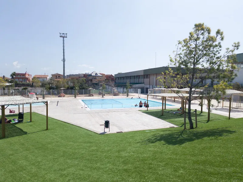Polideportivo Municipal Piscina de Verano de Badia del Vallès - Piscinas en Badia del Valles - foto 2