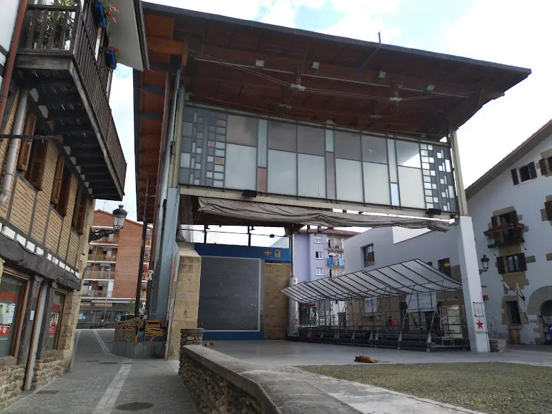 Usurbilgo Pilotalekua/Frontón de Usurbil - Centro deportivo en Usurbil - foto 3