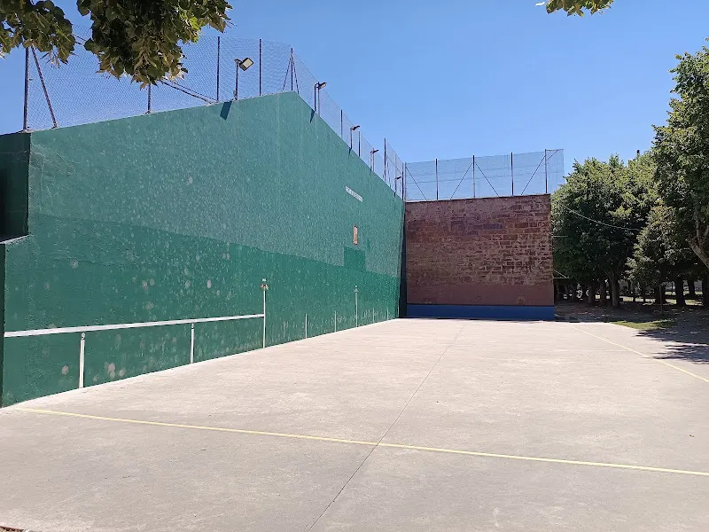 Frontón - Polideportivo en Ezcaray - foto 2