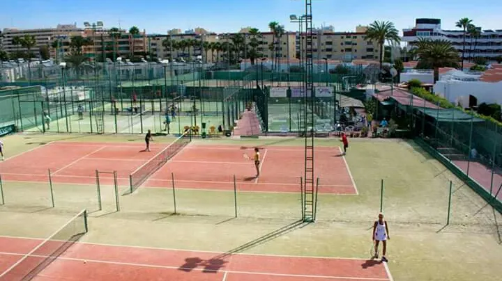 Club de Tenis y Padel Holycan - Club de tenis en Santa Lucia de Tirajana - foto 2