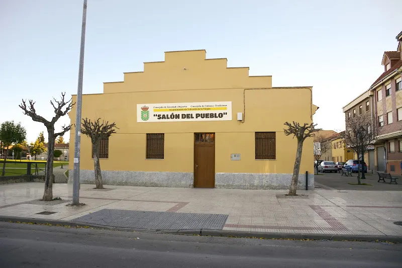 Salón del Pueblo - Ayuntamiento Valverde de la Virgen - Centro cultural en San Andres del Rabanedo - foto 2
