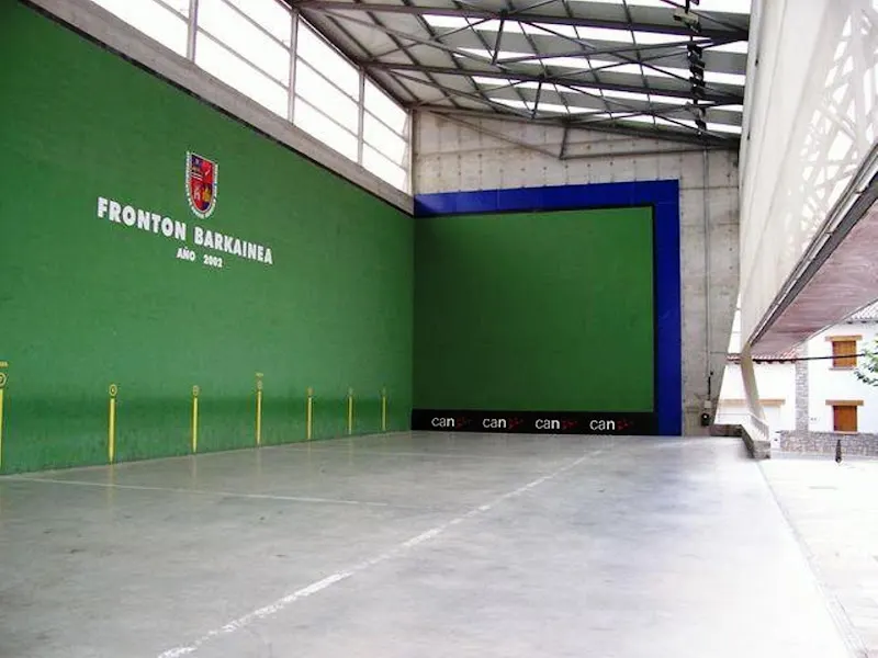 Frontón - Polideportivo en Burgui/Burgi - foto 2