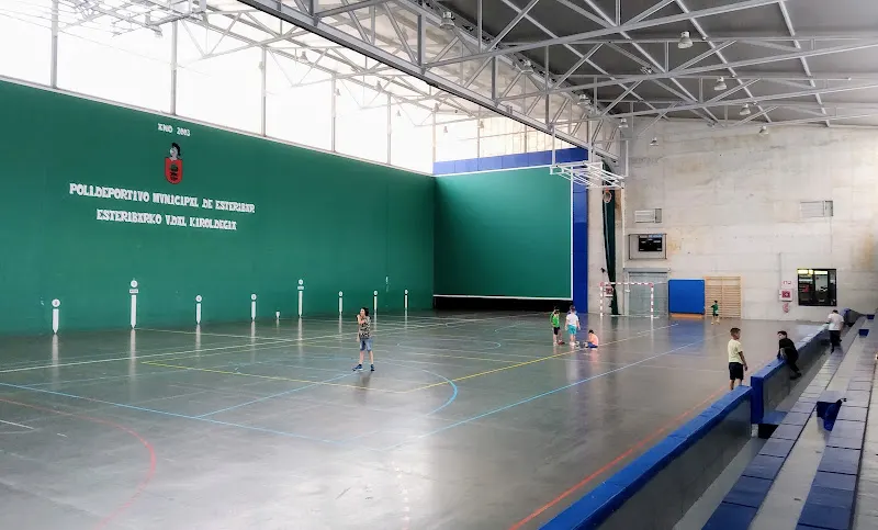 Polideportivo Municipal - Polideportivo en Esteribar - foto 2