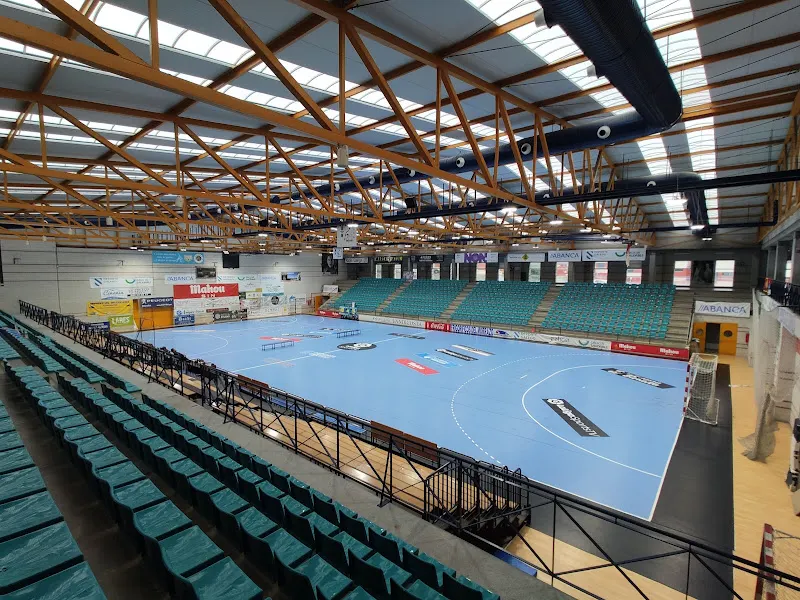 PABELLÓN O GATAÑAL(CANGAS) - Polideportivo en Cangas - foto 2