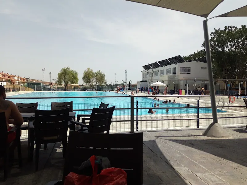 Piscina municipal Castilleja - Polideportivo en Castilleja de la Cuesta - foto 2